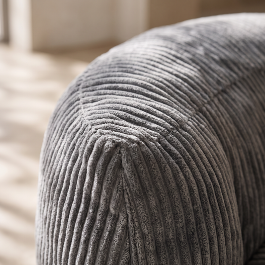 Gros plan sur le revêtement du pouf poire géant gris foncé