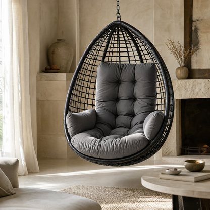 Coussin installé dans un fauteuil œuf suspendu