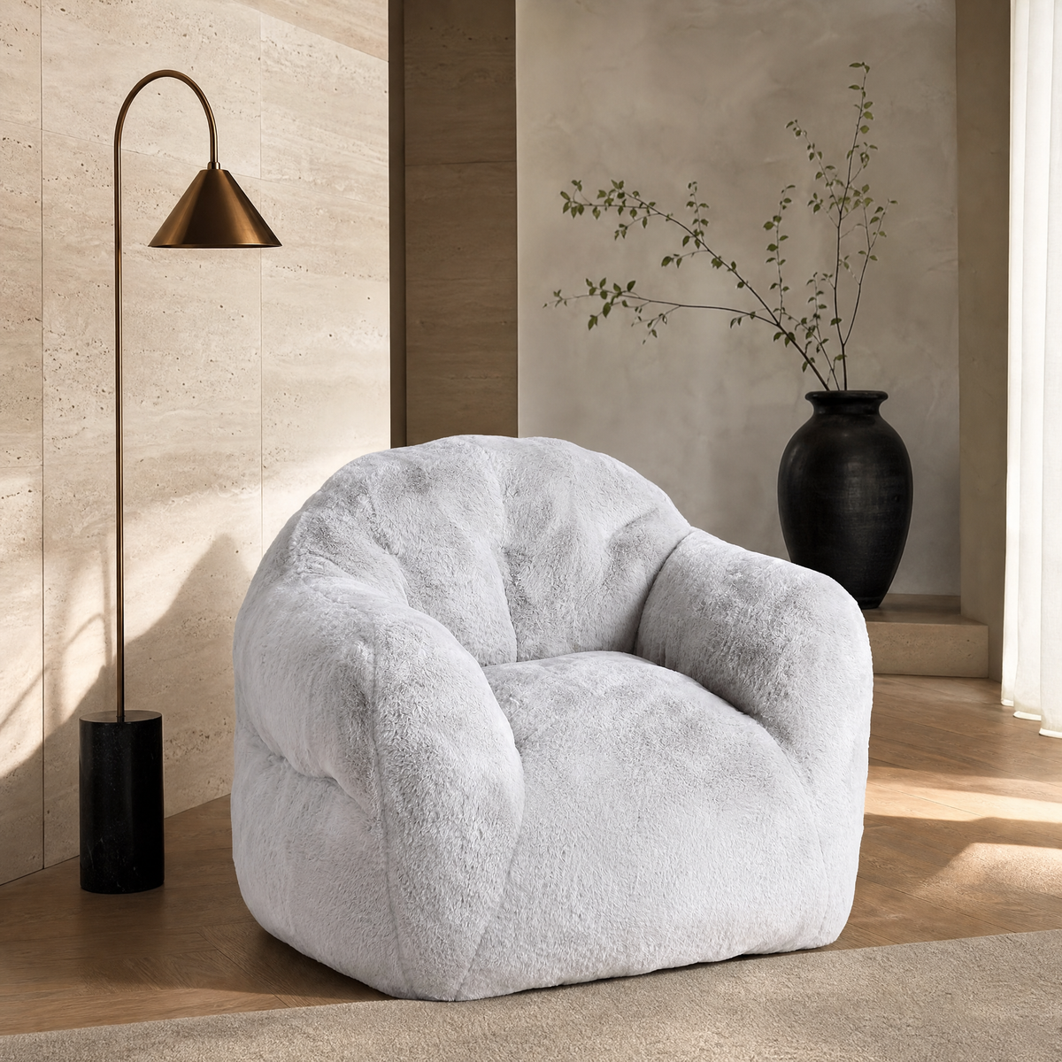 Pouf poire XXL à accoudoirs dans un salon
