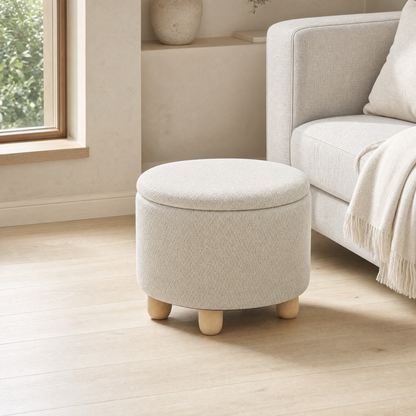 Pouf coffre rond effet jute beige à pieds en bois dans un salon