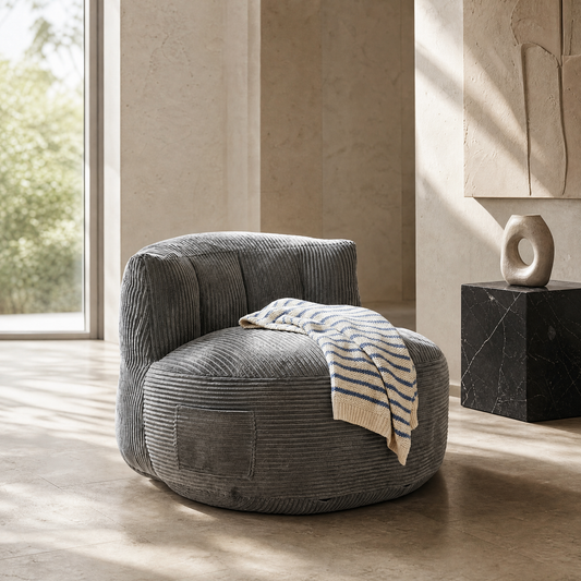 Pouf poire géant en flanelle dans un salon lumineux