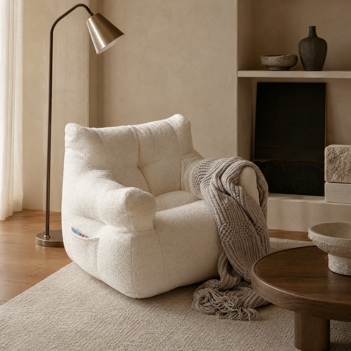 Fauteuil bas une place en tissu bouclette dans un salon