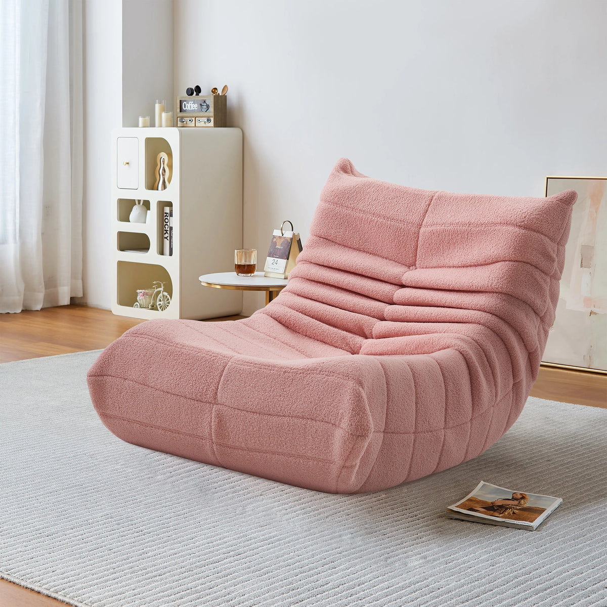 Chauffeuse basse XXL en fausse laine d'agneau rose