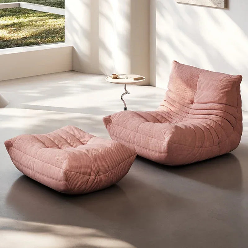 Chauffeuse basse en velours côtelé rose avec repose-pieds