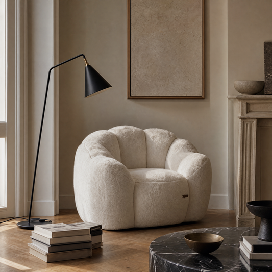 Fauteuil bas une place en peluche dans un coin lecture