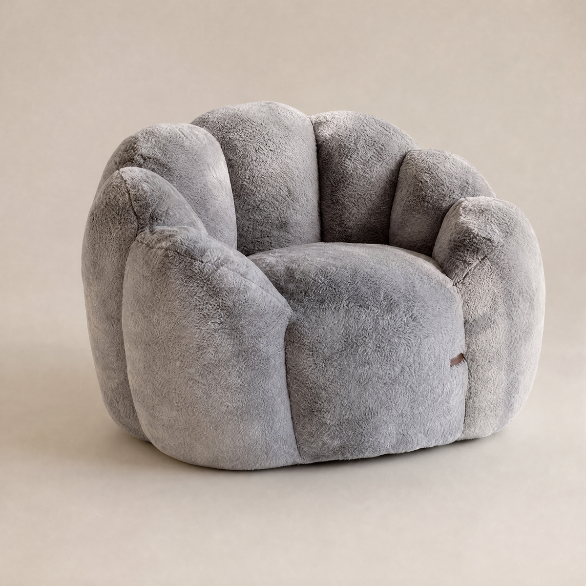 Fauteuil bas une place en peluche grise