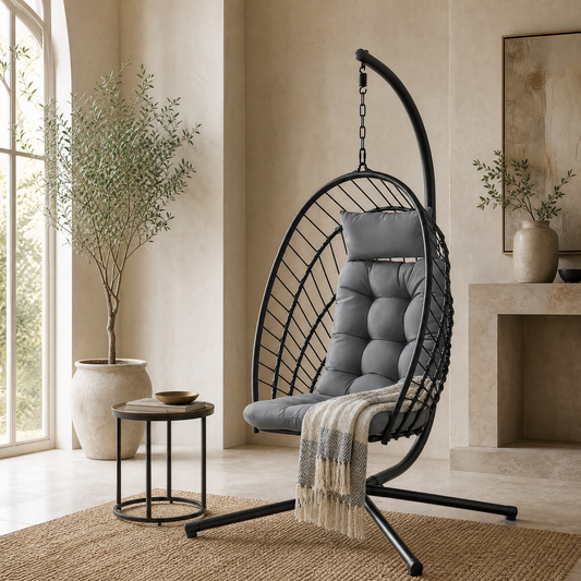 Fauteuil œuf suspendu avec support dans un salon lumineux