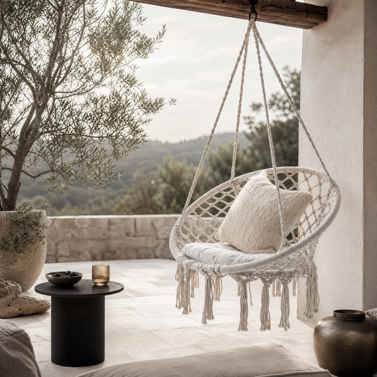 Fauteuil suspendu en macramé sous une pergola