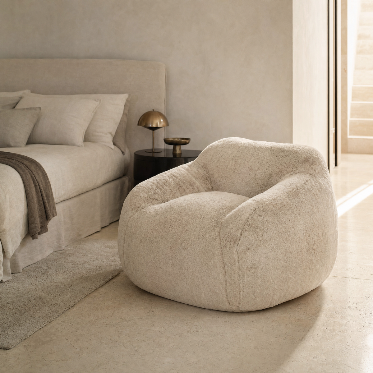 Housse de pouf poire en fausse fourrure garnie, dans une chambre