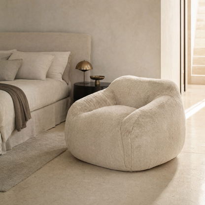 Housse de pouf poire en fausse fourrure garnie, dans une chambre