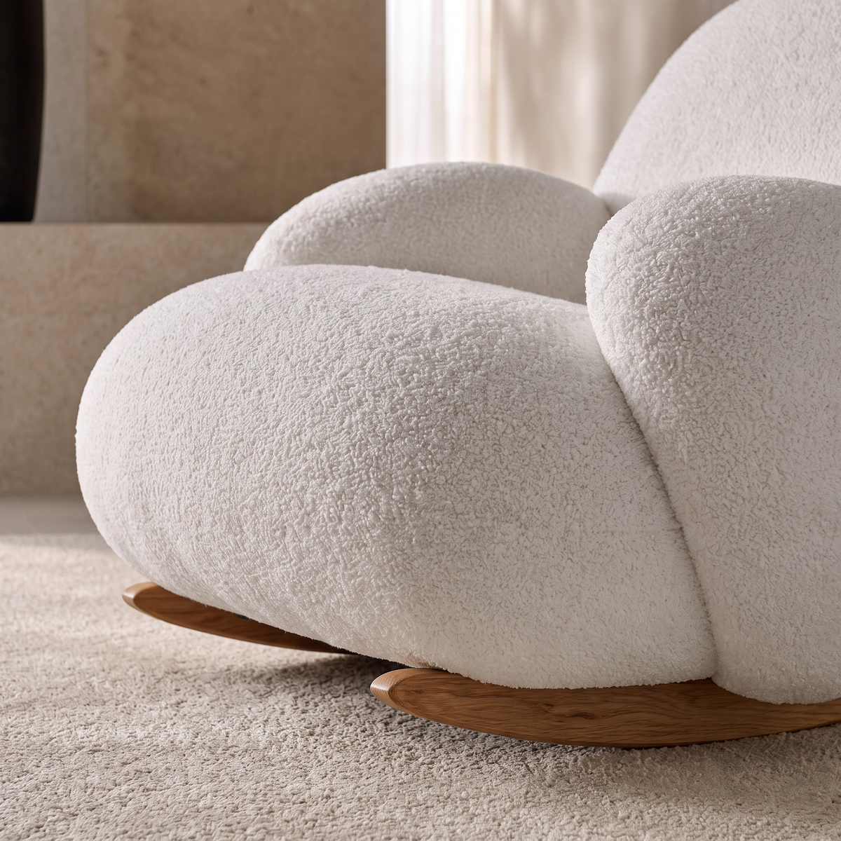 Gros plan sur le tissu moelleux blanc et la bascule du fauteuil à bascule