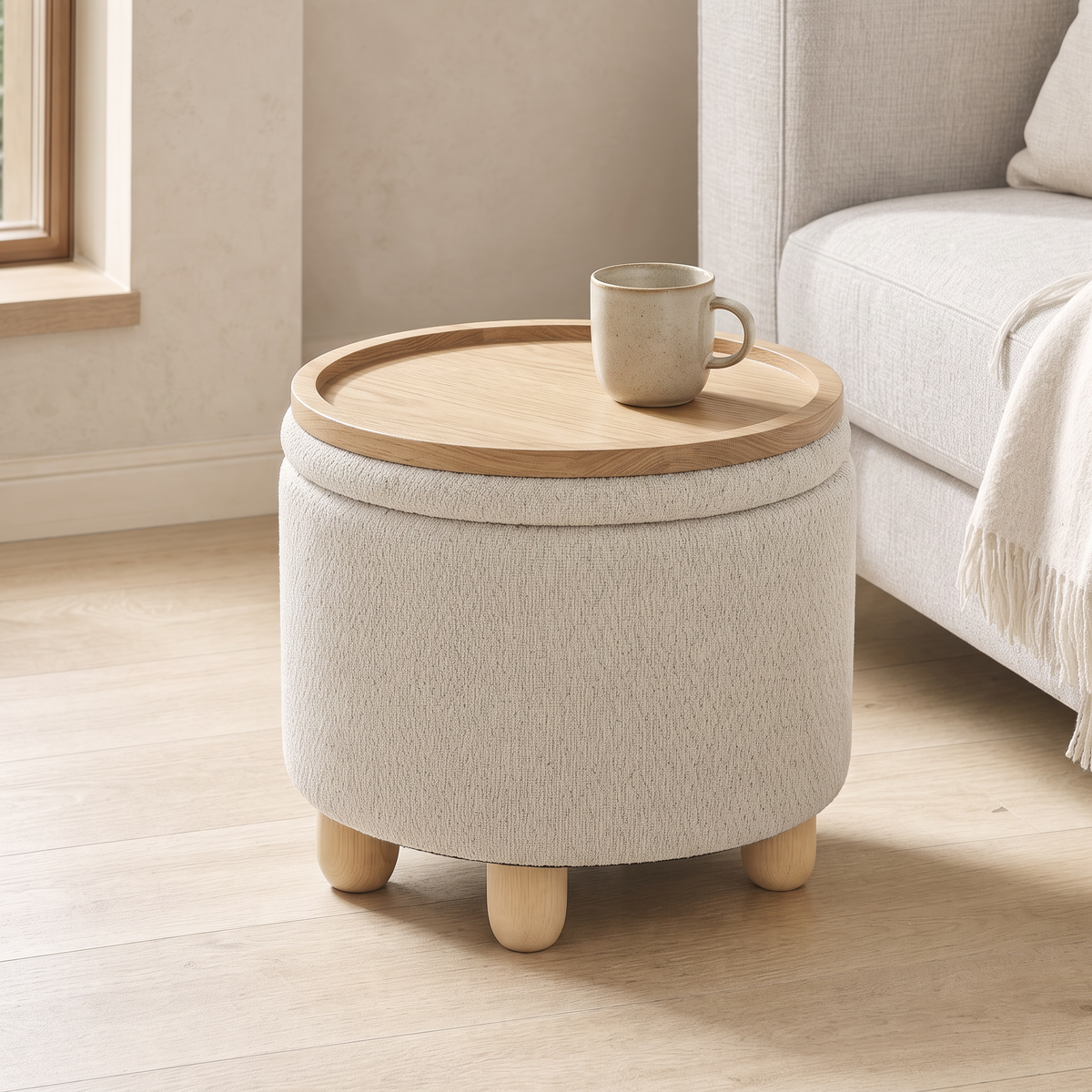 Pouf coffre rond avec son couvercle retourné côté plateau bois et ses pieds en hévéa