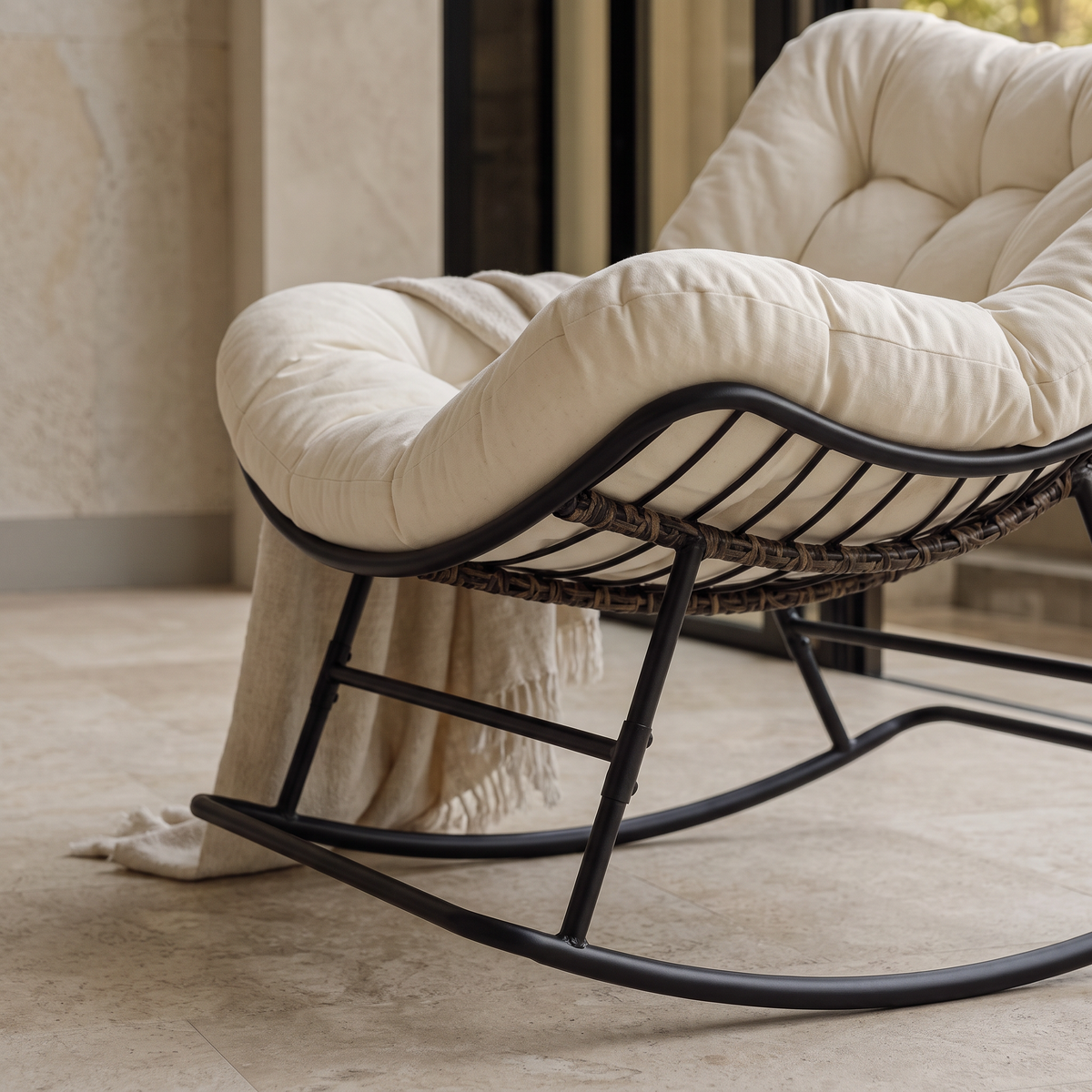 Gros plan sur le coussin épais et la courbe de la bascule du fauteuil œuf à bascule