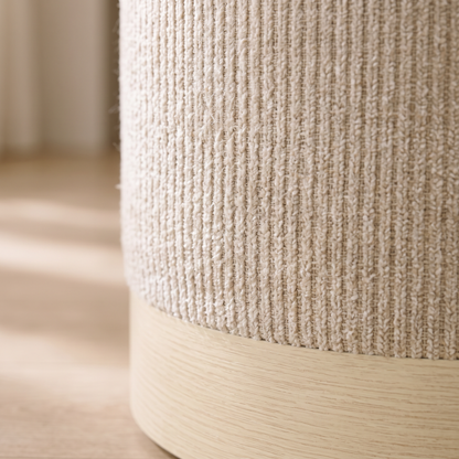Gros plan sur les côtes de la chenille beige et la base effet bois du pouf coffre rond