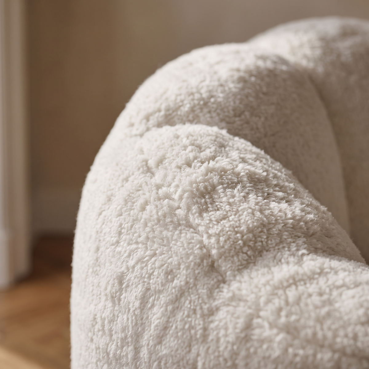 Gros plan sur la peluche à poils longs de l'accoudoir du fauteuil bas